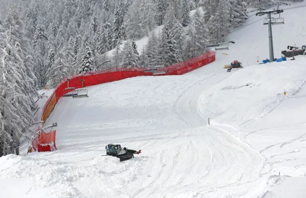 Cortina d'Ampezzo je bila deležna izdatne pošiljke snega, zato je 
včeraj odpadla tekma v ženski kombinaciji. S  proge so morali  
odstraniti nekaj deset centimetrov svežega snega.