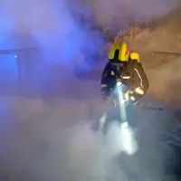 Gasilci so v gostem dimu pogasili ostanke ekološkega otoka.