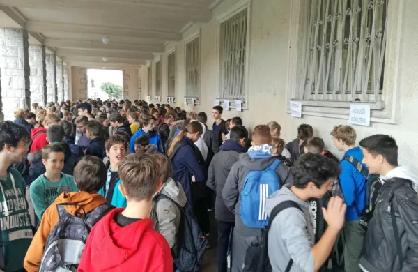 Ker dogodka “promocija poklicev” (na fotografiji) letos ne bo in 
bodo informativni dnevi  virtualni, so devetošolcem na voljo tudi 
promocijski filmi deficitarnih poklicev.