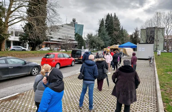 Velik naval na testiranje so včeraj zabeležili tudi na novogoriški 
točki za množično testiranje, pa čeprav naj bi bilo to namenjeno 
splošni populaciji in ne za potrebe gospodarstva.