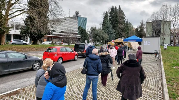 Velik naval na testiranje so včeraj zabeležili tudi na novogoriški 
točki za množično testiranje, pa čeprav naj bi bilo to namenjeno 
splošni populaciji in ne za potrebe gospodarstva.