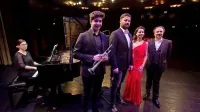 Pod taktirko dirigentke in pianistke Mojce Lavrenčič in  trobentača Jona Ana Herliča pojejo baritonist 
Jure Počkaj (v sredi), italijanski basist Alessandro Svab in ruska mezzosopranistka Lilia Kolosova.  