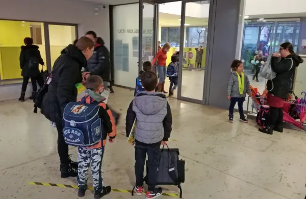 Končno so na Goriškem, tudi v OŠ Ledine,  spet odprle šole. Ampak  
le za omejeno število otrok.