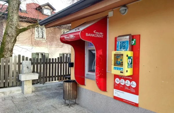 Le na avtobusni postaji na Trnovem je v omarici ostal pravi 
defibrilator.