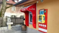 Le na avtobusni postaji na Trnovem je v omarici ostal pravi 
defibrilator.