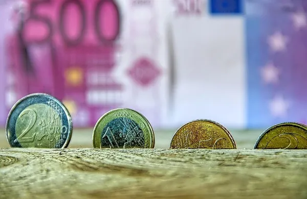 Bruselj poslab&scaron;al leto&scaron;njo gospodarsko napoved, za prihodnje leto bolj&scaron;a