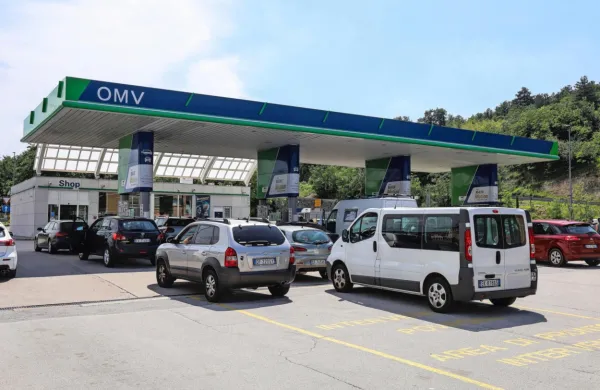 Med možnimi kupci bencinskih servisov OMV v Sloveniji so poljska 
energetska družba PKN Orlen,  madžarski Mol, azerbajdžanski 
SOCAR in ruski Lukoil.