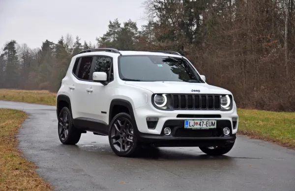  Jeep je v Slovenijo poslal prve primerke renegada (na fotografiji) 
in compassa z oznako 4XE. Skupna jima  je  nova hibridna pogonska 
enota.

