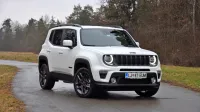  Jeep je v Slovenijo poslal prve primerke renegada (na fotografiji) 
in compassa z oznako 4XE. Skupna jima  je  nova hibridna pogonska 
enota.

