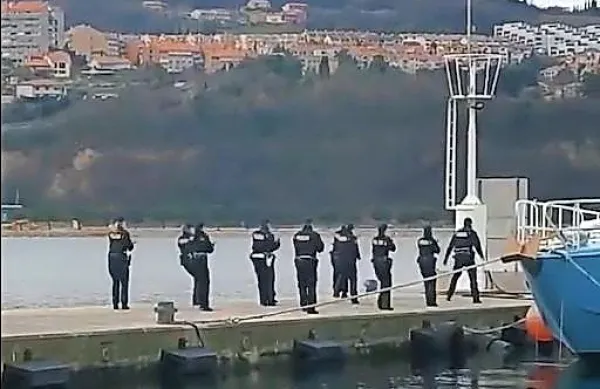 Tudi koprski policisti so se odzvali na spletni izziv Jerusalema 
dance.