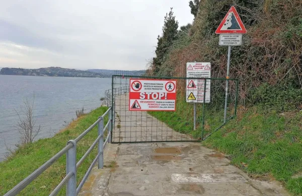 Pe&scaron;pot med Piranom in Fieso zaprta zaradi nevarnosti plazu