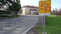 Table ob cesti v Dutovljah že obveščajo voznike, da bo tu do aprila 
gradbišče. 