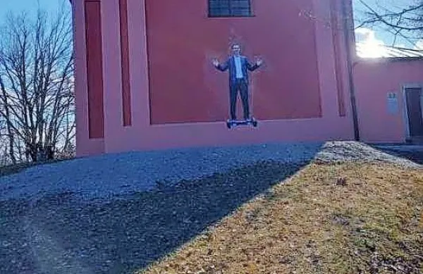 Na cerkev Marijinega obiskanja na Cankarjevem vrhu na Rožniku 
so neznanci nalepili podobo predsednika NSi in obrambnega 
ministra Mateja Tonina.
