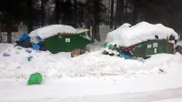 Fotografija zabojnikov na Sviščakih izpred približno dveh tednov, 
ki nam jo je poslal bralec. Problem z odpadki na Sviščakih se sicer 
vleče že dolgo časa. 