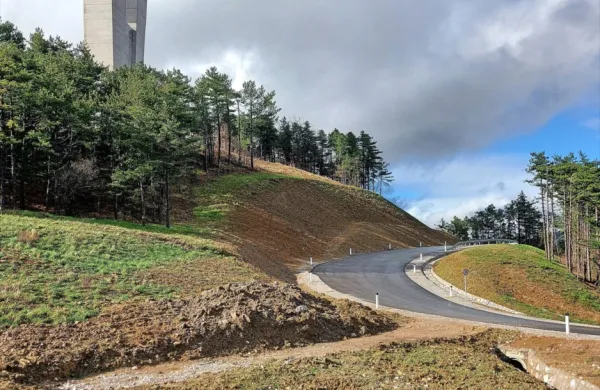 Za nemškim mercedesom je pod viaduktom ostalo le njegovo 
začasno ležišče. Morda za nov avto z migranti?