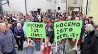 Pred letom dni se je v Kanalu  zgodil celo protest proti sosežanju odpadkov v anhovski cementarni. Ampak velikih premikov do danes ni.  