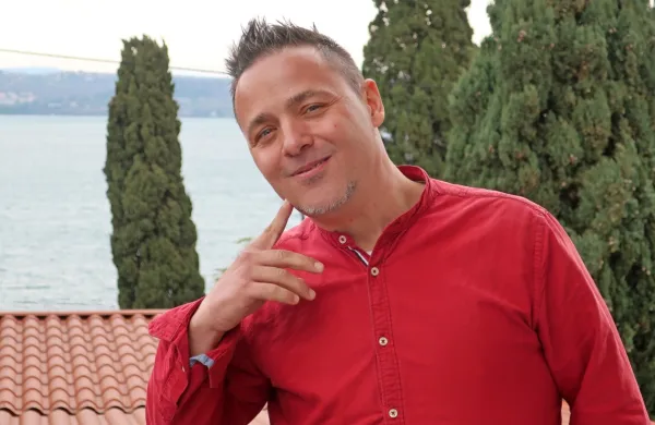 Boštjan Velkavh bo drevi   z glasbeno tovarišijo nastopil v neposrednem  prenosu iz Izole.  