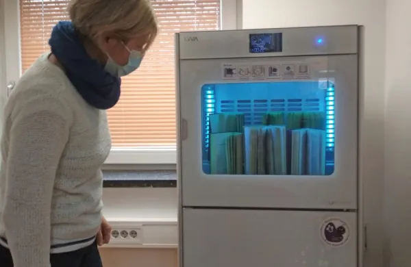 V Lavričevi knjižnici so se razveselili sterilizatorja knjig. 