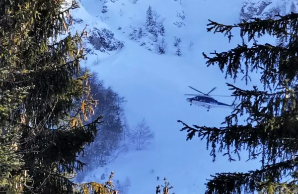 Reševalna akcija na obmocju Storžiča, kjer sta snežna plazova 
zasula štiri planince.