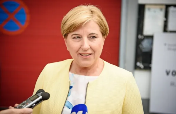 Evropska poslanka Ljudmila Novak je po 20 mesecih z vrha 
lestvice najbolj priljubljenih politikov izrinila predsednika republike Boruta Pahorja.