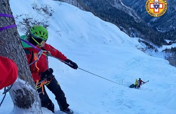 Reševalci so pokojnega smučarja prenesli do območja, kjer so ga 
lahko dvignili v helikopter.