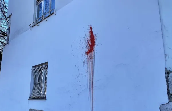 Neznani storilec je preko vikenda v pročelje sedeža Socialnih 
demokratov vrgel rdečo barvo in s tem poškodoval fasado.