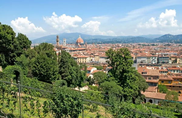 Medtem ko je večina Italije  v tako imenovani rumeni fazi epidemije, so dežele Toskana (na fotografiji Firenze), Ligurija, Abruci 
in Trentino opredeljene za  oranžna območja.
