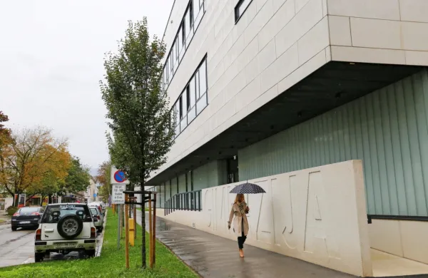 Na Gimnaziji Nova Gorica bodo težko   izvajali  pouk v matičnih učilnicah, saj  so  pri izbirnih predmetih dijaki združeni iz različnih razredov. Podobne skrbi imajo tudi na drugih šolah. 
