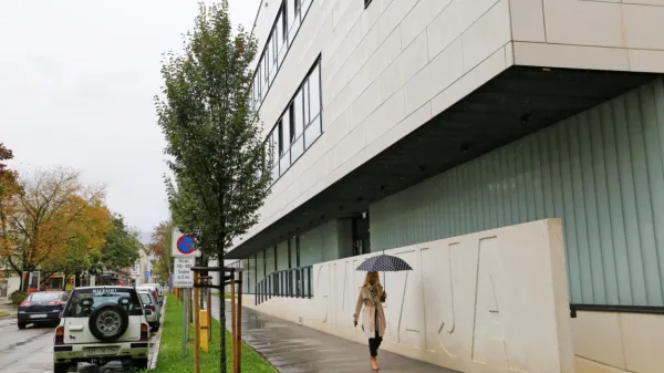 Na Gimnaziji Nova Gorica bodo težko   izvajali  pouk v matičnih učilnicah, saj  so  pri izbirnih predmetih dijaki združeni iz različnih razredov. Podobne skrbi imajo tudi na drugih šolah. 