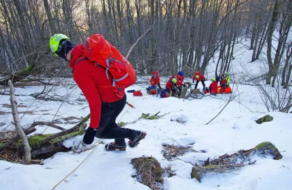 Na kraju so posredovali gorski reševalci GRS Tolmin in policist PP 
Tolmin, sicer pripadnik gorske policijske enote PU Nova Gorica, ki 
so obe poškodovanki na kraju oskrbeli.  (Foto: Miljko Lesjak, GRS 
Tolmin)