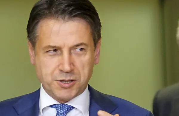 Zdaj bivši italijanski premier Giuseppe Conte se zdaj, ko so se mu 
stranke v parlamentu odrekle in za novega premierja izbrale Maria 
Draghija, vrača nazaj na univerzo v Firencah. 