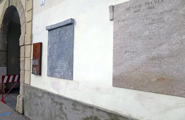 Z znaki Unesca skrbno označeni Idriji zanemarjeni spomeniki in nečitljive spominske plošče niso v ponos..