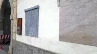 Z znaki Unesca skrbno označeni Idriji zanemarjeni spomeniki in nečitljive spominske plošče niso v ponos..