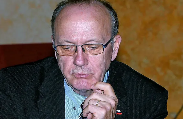 Sodnica Urška Klakočar Zupančič, ki je bila zaradi kritičnih zapisov 
na račun vlade razrešena vodenja oddelka sodišča, je vložila tožbo 
zoper Vinka Gorenaka, državnega sekretarja v kabinetu predsednika vlade. 
