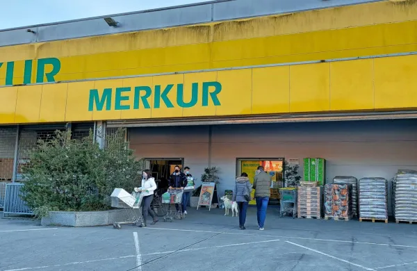 Brez gneče, a večje tehnične trgovine so polne