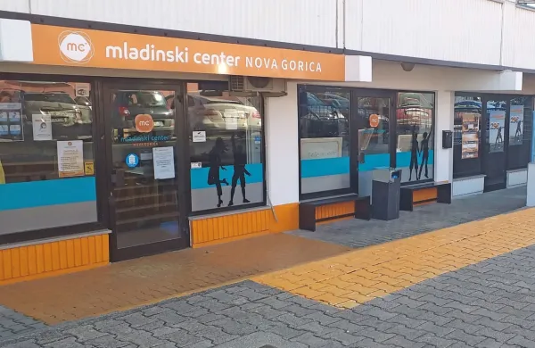Razpisa za direktorja še ni, zahtevane izobrazbe niso znižali. 