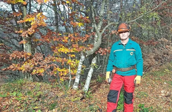 Branko Jurjavčič  vestno skrbi za svoj zahtevni gozd v strminah, ga 
čisti in pomlajuje.