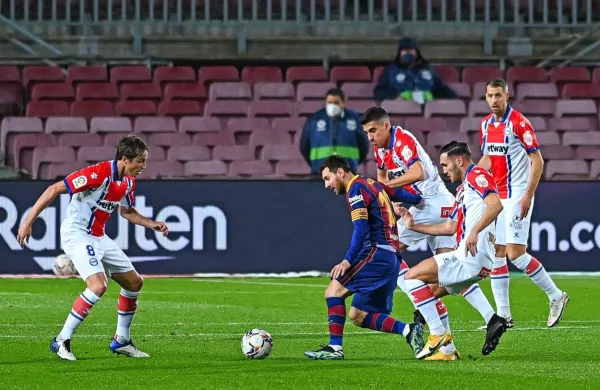 Bo pariška obramba nocoj v Barceloni  kos Lionelu Messiju (z 
žogo)? 