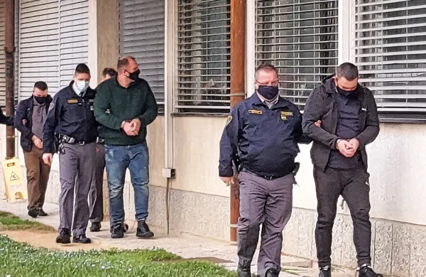Trije Romuni (na fotografiji s pravosodnimi policisti) so v koprskem priporu od začetka lanskega avgusta.