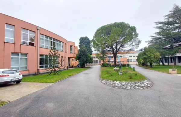 Po nekaj letih bo v šolskem kareju sredi Nove Gorice spet večćje gradbišče, tokrat ob Osnovni šoli 
Milojke Štrukelj (levo). 