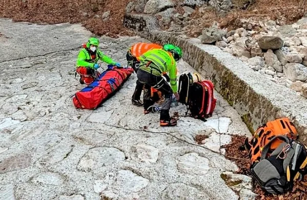 Gorski reševalci so danes zjutraj v Julijskih predalpah našli 
33-letnega tržaškega pohodnika, ki se je poškodoval in preživel 
sedem dni na mrazu. (Foto vir: Primorski dnevnik/CNSAS FVG)