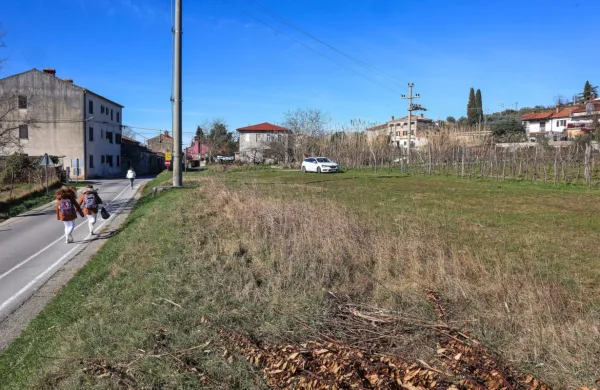 Krajani Parecaga: Najprej bolj&scaron;a cesta, potem nova stanovanja