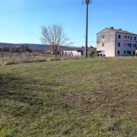 V zaselku Gorgo je v občinski lasti parcela, ki bi jo namenili gradnji 
stanovanj za mlade družine. 