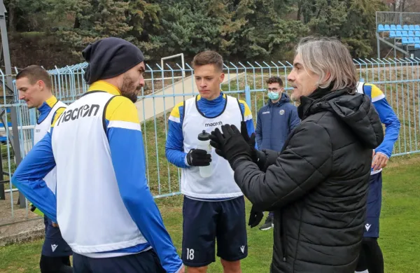 Včeraj je Rodolfo Vanoli v Dekanih prvič vodil trening članskega 
moštva (na fotografiji z Matejem Palčičem  v sredini in Aleksandrom Rajčevićem levo).  