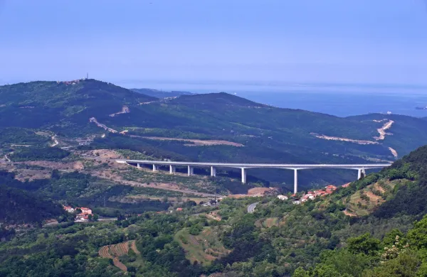 Komisija zavrgla tri zahtevke za revizijo oddaje del za drugi tir med Divačo in Koprom
