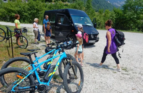 Minibus starta s parkirišča v Logu pod Mangartom v lasti zadruge. 
Tega bodo lahko uredili po reviziji vplivnega območja plazu.