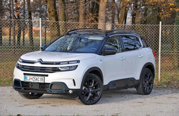 Citroen C5 aircross tokrat v hibridni različici prinaša 40 kilometrov 
avtonomije na elektriko, nekoliko nižjo porabo in več skupne 
moči.