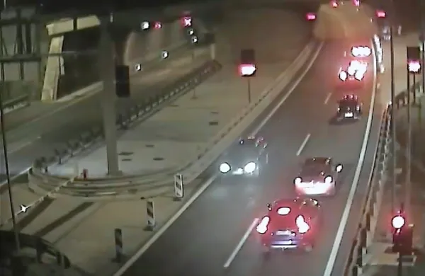 Voznik črnega mercedesa je v nasprotni smeri prevozil predor 
Markovec in  tako peljal še vse do Bertokov, kjer je  obrnil in  
odpeljal proti Kopru.   