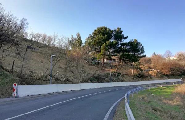 Pogled na ogoljeno in povsem drugačno  brežino od daleč ... 