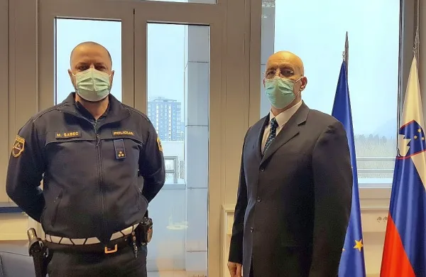 Postojnski policisti Martin Šabec (levo) in generalni direktor 
policije Anton Olaj. 